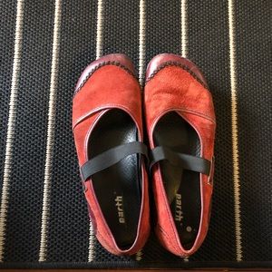 Earth suede and leather clogs with stitching!